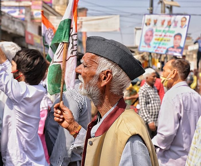 میرٹھ کسان مہاپنچایت: ٹریکٹر پر سوار ہو کر، کھیت کھلیانوں کے راستہ کسانوں کے دل میں اتریں پرینکا گاندھی