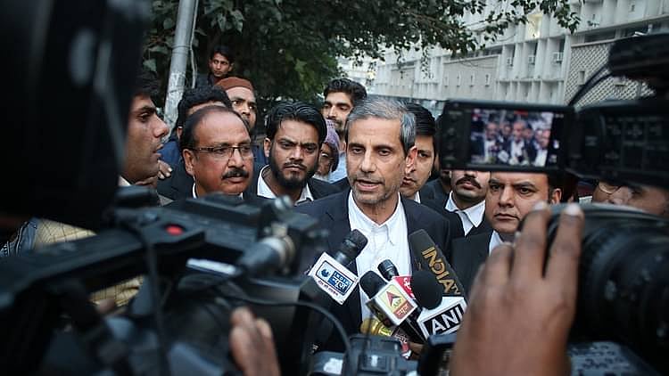 وکیل محمود پراچہ کے خلاف سرچ وارنٹ پر عدالت نے لگائی روک