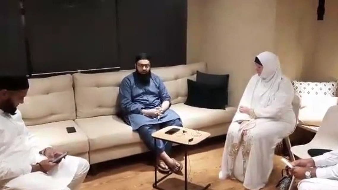 اسلامی تعلیمات سے متاثر ہو کر امریکی غیر مسلم خاتون مسلمان ہو گئیں