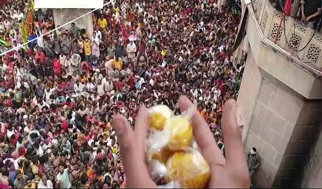 متھرا کی لڈو مار ہولی کے دوران کورونا اصولوں کی بڑے پیمانے پر خلاف ورزیاں