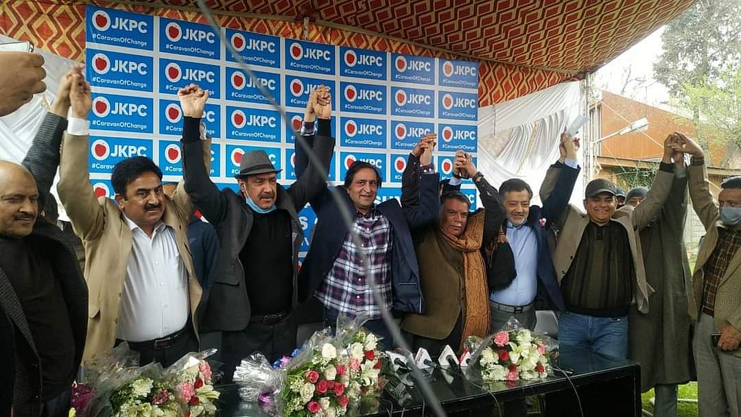 کشمیر: محبوبہ مفتی کے سابق مقربین بشارت بخاری، پیرزادہ منصور اور خورشید عالم پیپلز کانفرنس میں شامل