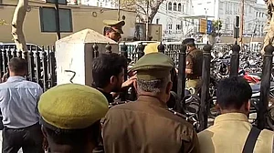 لکھنؤ: اسمبلی کے گیٹ پر سب انسپکٹر کی خودکشی، سوسائڈ نوٹ میں یوگی سے کی یہ اپیل!