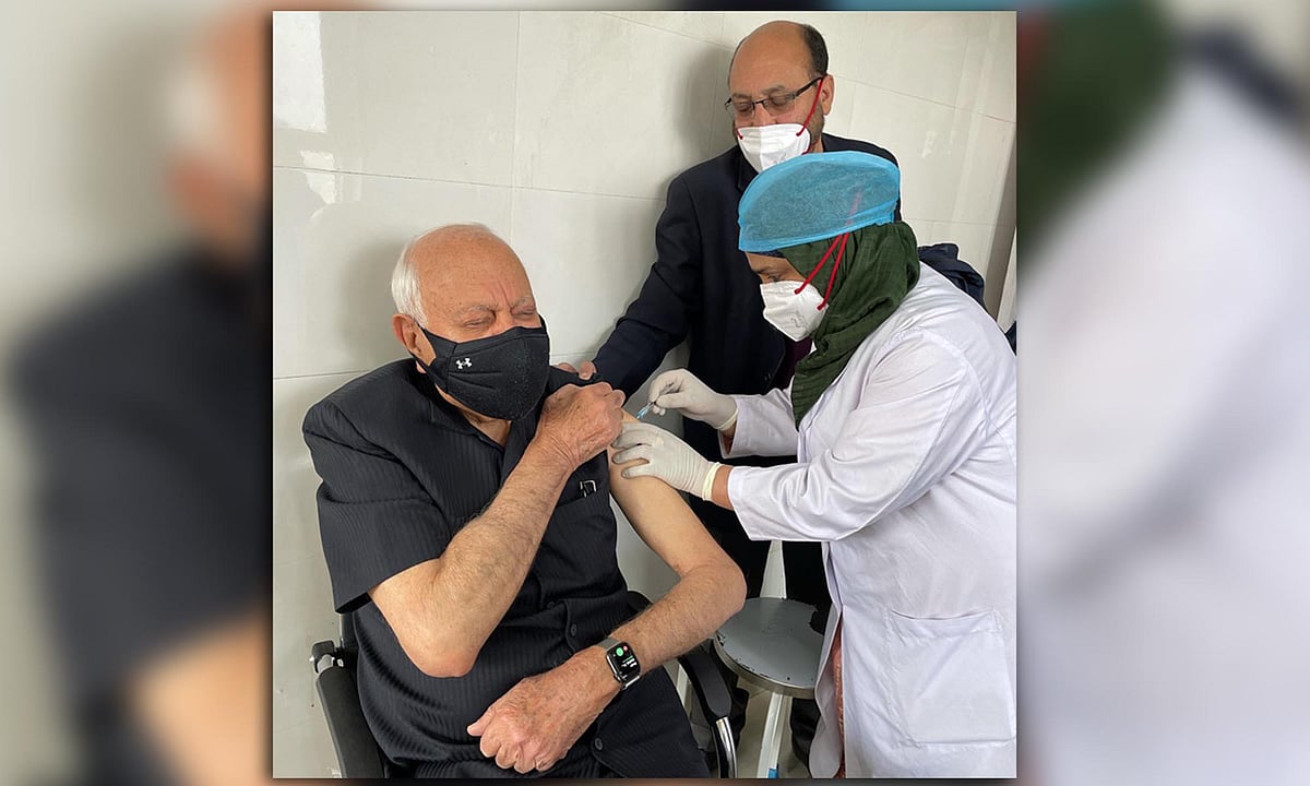 میرے عمر رسیدہ والد کورونا ویکسین لے سکتے ہیں، تو آپ کو بھی لینی چاہیے: عمر عبداللہ