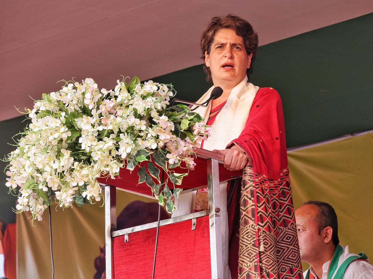 آسام کے جورہاٹ میں ایک انتخابی جلسہ کو خطاب کرتیں پرینکا گاندھی
