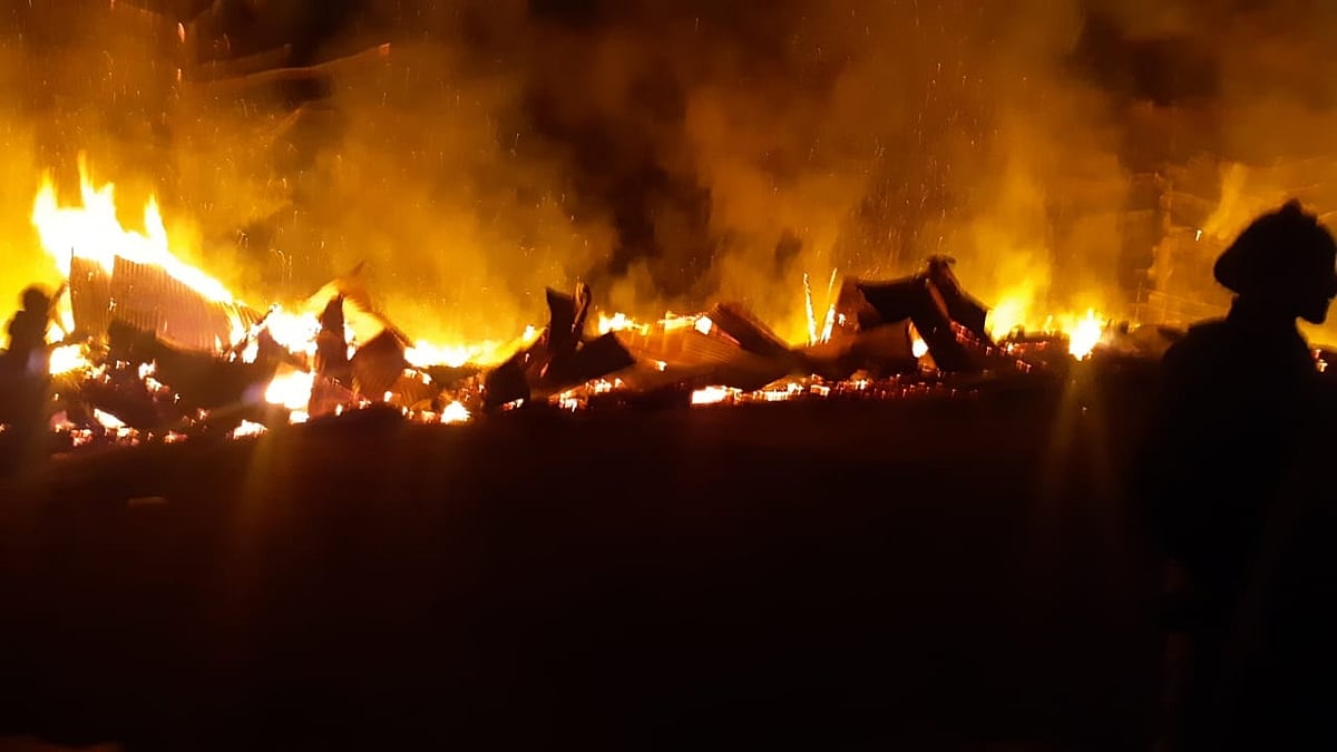 وادی کشمیر: بارہمولہ میں بھیانک آگ، 28 دکانیں خاکستر