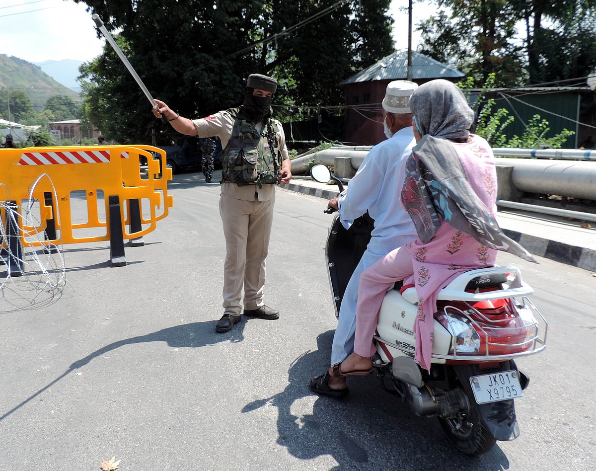کشمیر: کورونا گائیڈ لائنز کی خلاف ورزی کرنے والوں سے تقریباً دو لاکھ روپے جرمانہ وصول
