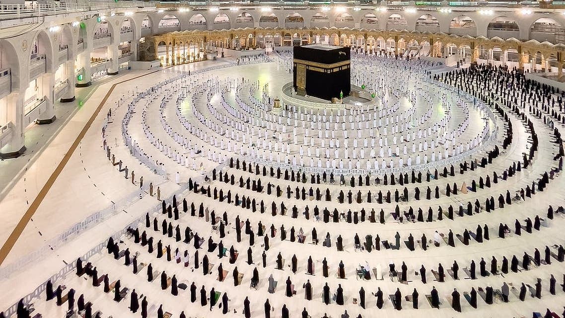 مسجد حرام میں صف بندی کی دلفریب تصویر