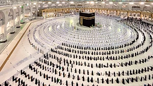 مسجد حرام میں صف بندی کی دلفریب تصویر