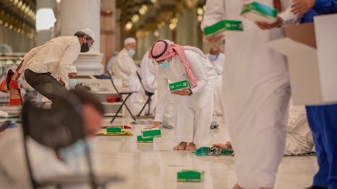 کورونا وبا کے دنوں ‌میں روزہ دار مسجد حرام میں افطاری کس طرح کرتے ہیں؟