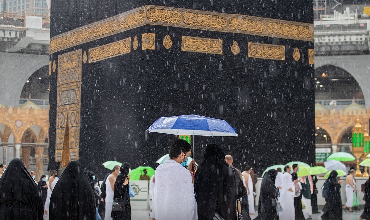 المسجد الحرام میں موسلا دھار بارش کے دوران سب معمول کے مطابق کیسے ہوا؟