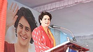 پرینکا گاندھی نے وزیر خزانہ سیتا رمن پر سادھا نشانہ، چوک یا انتخاب کے پیش نظر واپس لیا فیصلہ؟