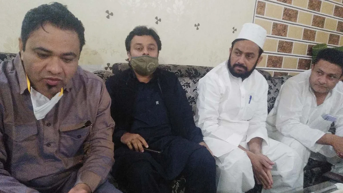 میڈیا سے بات کرتے ہوئے ڈاکٹر کفیل خان / عارف عثمانی