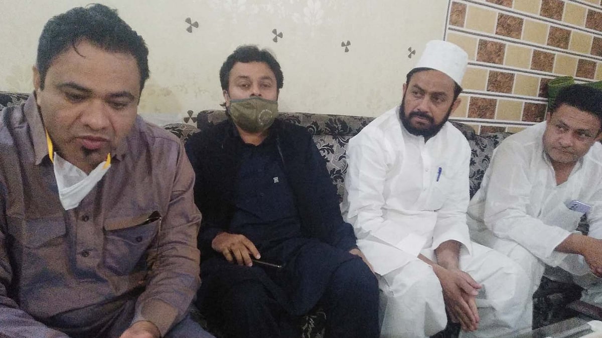 میڈیا سے بات کرتے ہوئے ڈاکٹر کفیل خان / عارف عثمانی