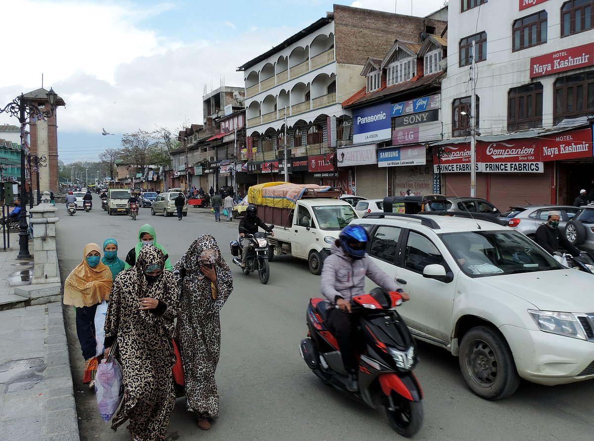 کشمیر میں چار روز بعد ہوا موسم خوشگوار، دن بھر چھائی رہی دھوپ