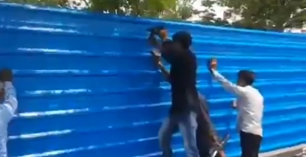 یوگی حکومت کی نااہلی چھپانے کے لیے ٹین شیڈ سے ڈھکا گیا شمشان گھاٹ