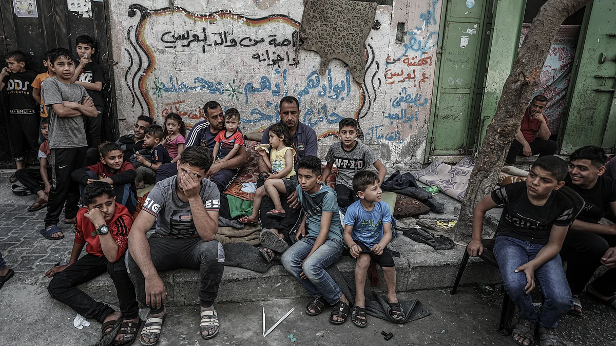 غزہ: اسرائیلی حملہ میں تباہ ہوئے گھر کے باہر بیٹھے فلسطینی بچے / Getty Images 
