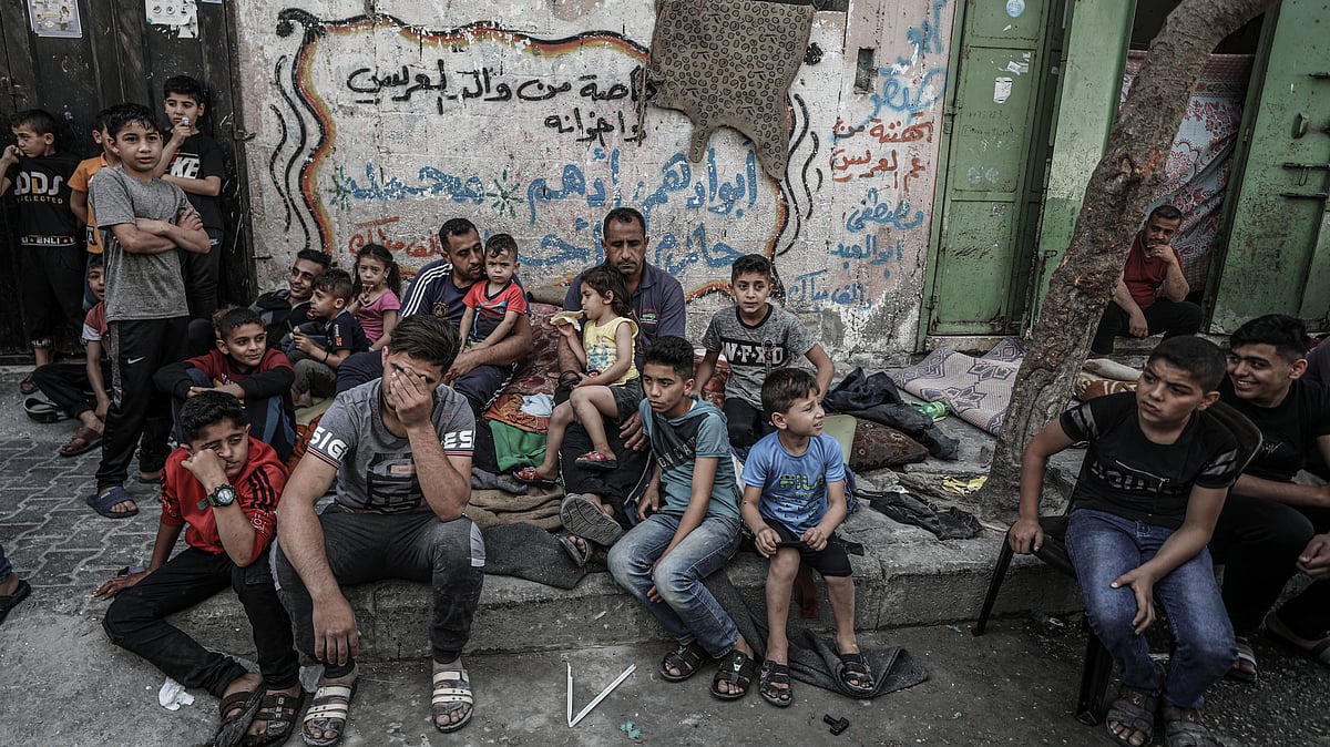 غزہ: اسرائیلی حملہ میں تباہ ہوئے گھر کے باہر بیٹھے فلسطینی بچے / Getty Images