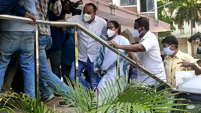 وزیر اعلی ممتا بینرجی کولکتہ میں سی بی آئی کےدفتر جاتے ہوئے
