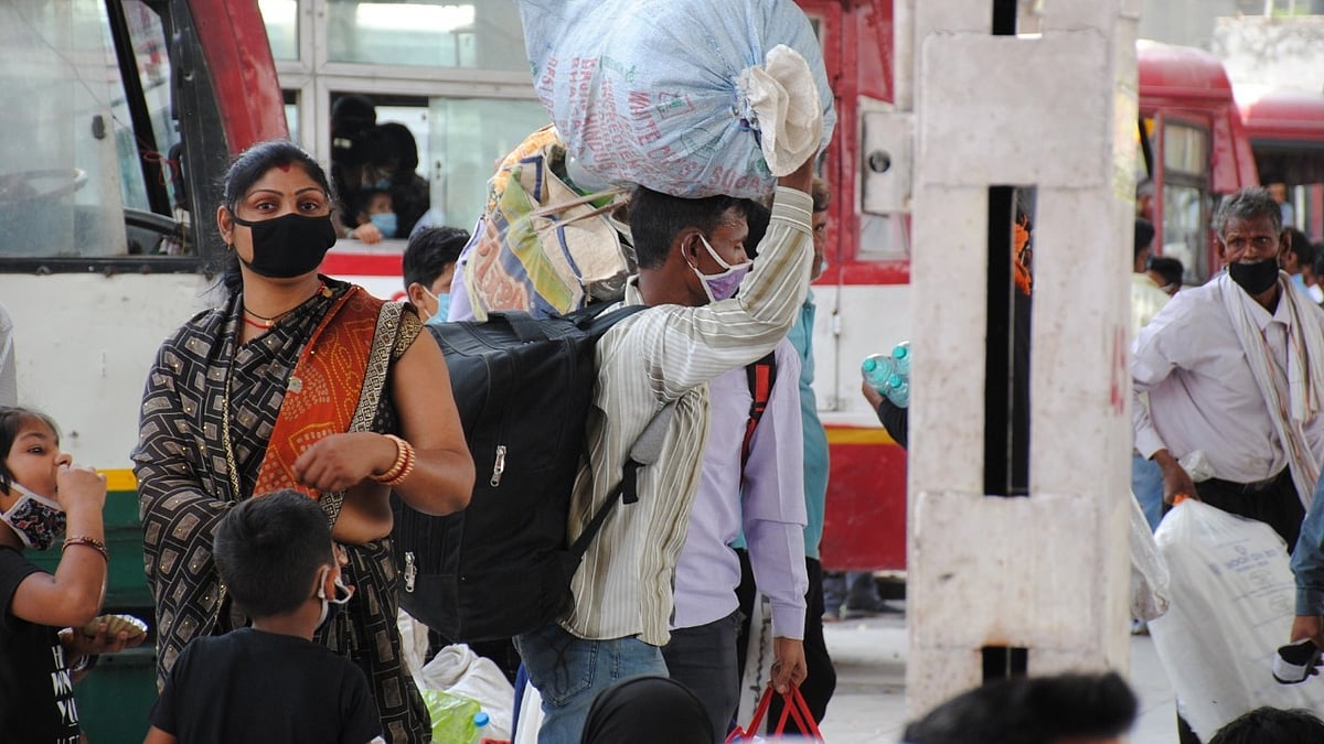 مہاجر مزدور دہلی سے جاتے ہوئے، فائل تصویر