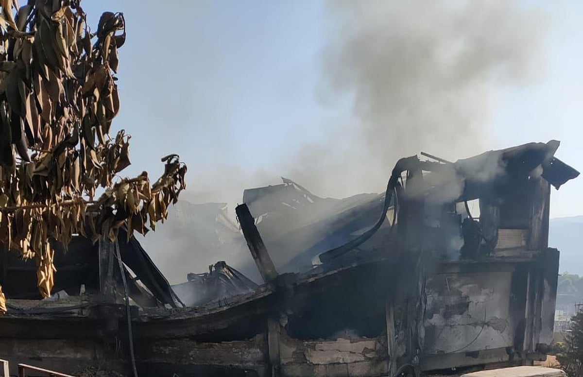 کشمیر میں خوفناک آتشزدگی، 5 دکانیں، 3 گودام، 40 سبزی کے ریڑھے خاکستر
