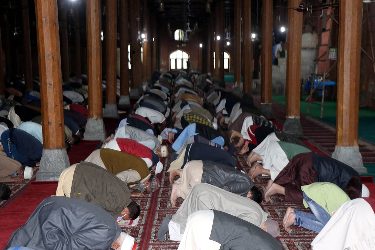 کشمیر: کورونا کے پیش نظر سادگی سے منائی گئی عید الفطر، 'نماز عید' کا کوئی بڑا اجتماع منعقد نہیں ہوا