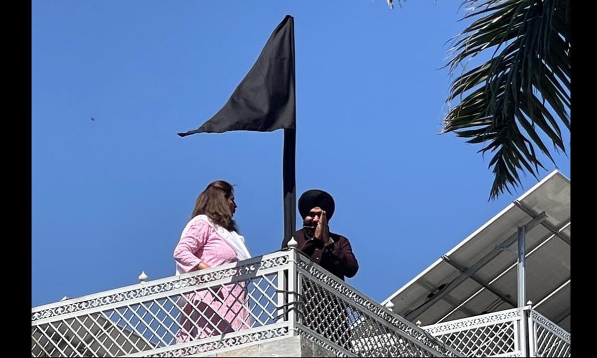 کسان تحریک: سدھو نے گھر پر لہرایا سیاہ پرچم، جدوجہد جاری رکھنے کے عزم کا اظہار