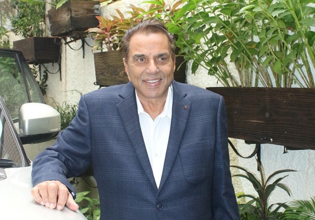دھرمیندر اسپتال سے ڈسچارج، بابی دیول کی موجودگی میں ایمبولینس سے گھر پہنچے