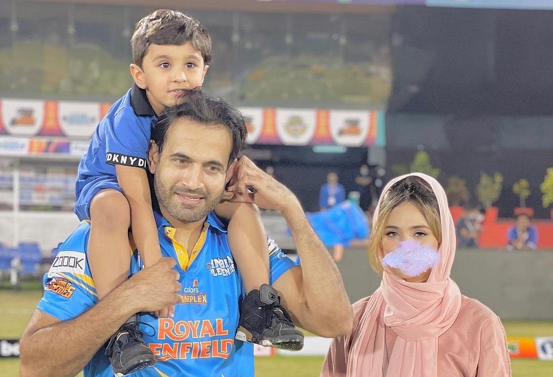 عرفان پٹھان اور بیوی صفا کی ایک تصویر ہو رہی وائرل، صفا کا چہرہ دھندلا کیے جانے سے لوگ خفا!