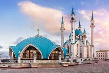 روس: کُل شریف مسجد کے سامنے نیم عریاں لباس میں لڑکیوں کے ڈانس پر ہنگامہ