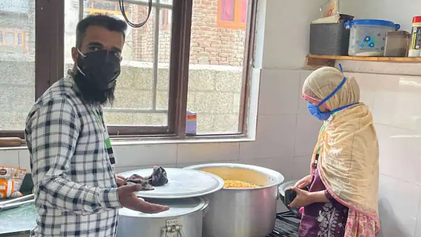 کورونا مریضوں کے لیے مسیحا بنے رئیس اور ندا، کھانا مفت کر رہے تقسیم