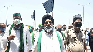 زرعی قوانین کے خلاف کسانوں کا یوم سیاہ، گاڑیوں اور گھروں پر لہرائے سیاہ پرچم