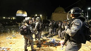 مسجد اقصی پر اسرائیلی فورسز کے تازہ حملے، 50 سے زائد فلسطینی زخمی