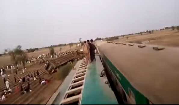 پاکستان میں دو ٹرینوں کی ٹکر، 30 سے زیادہ لوگوں کے مرنے کی خبر