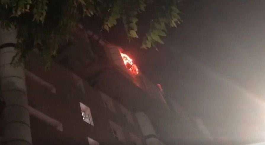 ایمس کی نویں منزل میں آگ لگی، کسی جانی نقصان کی خبر نہیں