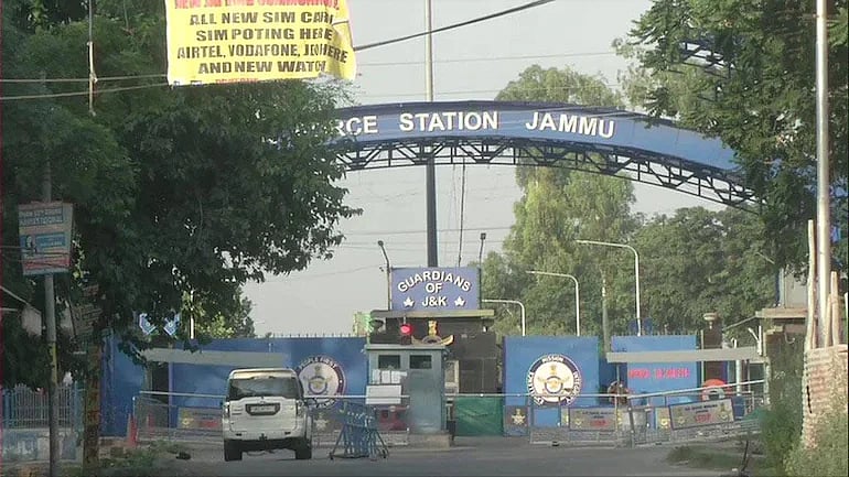 جموں و کشمیر: ایئرفورس اسٹیشن پر دیر رات گئے دو دھماکوں سے کھلبلی
