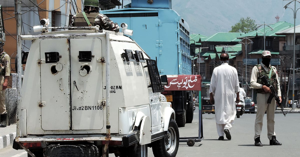 دہشت گردوں نے ایس پی او اور اس کی اہلیہ کو کشمیر کے اونتی پورہ میں گولی مار کر ہلاک کردیا