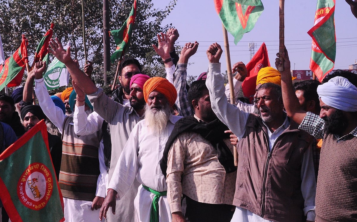 گاؤں والوں کا کسانوں کو ایک ہفتہ میں راستہ کھولنے کا الٹی میٹم، مجبوری یا سازش