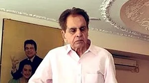 دلیپ کمار کا انتقال نہیں ہوا، وہ آکسیجن سپورٹ پر ہیں!