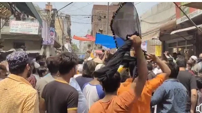 مظاہرہ کرتے مقامی لوگ، تصویر محمد تسلیم