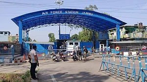 جموں ایئر فورس اسٹیشن: دھماکوں میں ڈرون استعمال ہونے کا خدشہ! 2 اہلکار زخمی، تمام تنصیبات کی سیکورٹی میں اضافہ