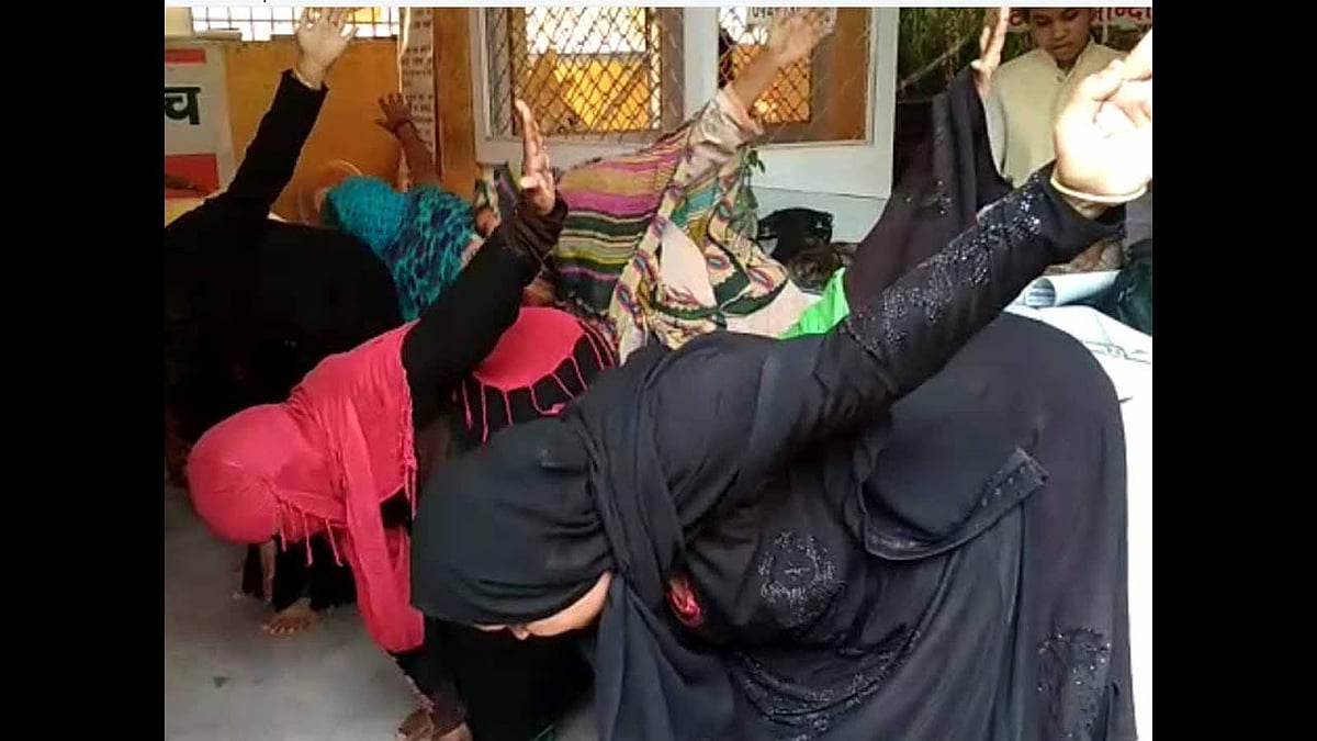 عالمی یومِ یوگا: مندر میں پہنچیں درجنوں برقع پوش مسلم خواتین، ہندوؤں کے ساتھ کیا یوگا