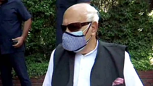 لوگوں کو مذہب کے نام پر بانٹنے کا طوفان بپا ہے: فاروق عبداللہ