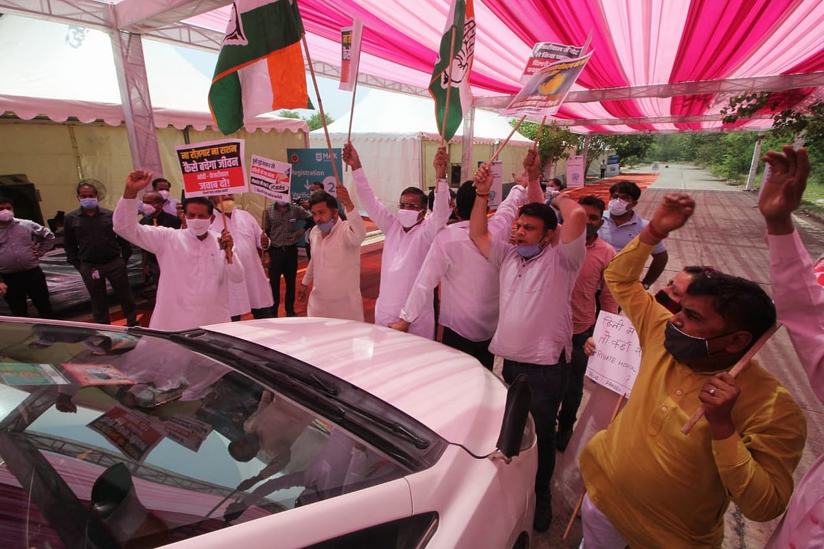 کانگریس نے مودی-کیجریوال پر لگایا ٹیکہ کی ’کاروباری‘ کا الزام، سڑک پر زبردست مظاہرہ