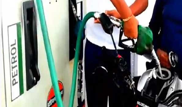 تیل قیمتوں میں بھڑکتی آگ، پٹرول 29 پیسے اور ڈیزل 31 پیسے ہوا مہنگا