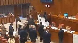 پاکستان کی قومی اسمبلی میں زبردست ہنگامہ، حکومتی اور اپوزیشن ارکان میں ہاتھا پائی