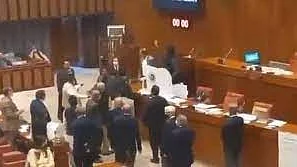 پاکستان کی قومی اسمبلی میں زبردست ہنگامہ، حکومتی اور اپوزیشن ارکان میں ہاتھا پائی
