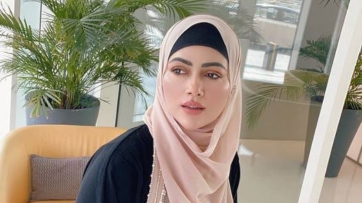 ثنا خان تصویر instagram