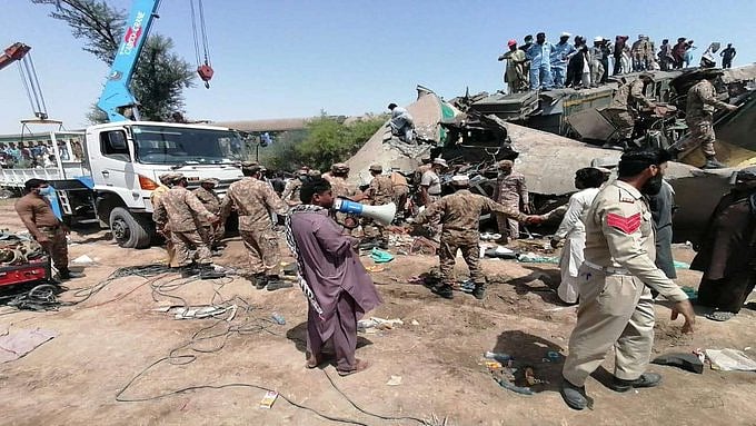 پاکستان: سرسید ایکسپریس اور ملت ایکسپریس ٹرین حادثہ کی خوفناک تصویریں آئیں سامنے