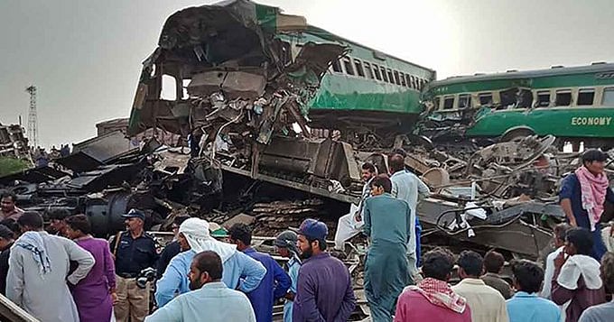 پاکستان: سرسید ایکسپریس اور ملت ایکسپریس ٹرین حادثہ کی خوفناک تصویریں آئیں سامنے