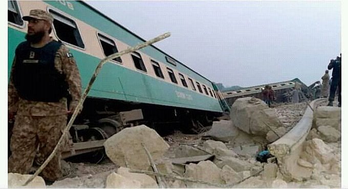 پاکستان: سرسید ایکسپریس اور ملت ایکسپریس ٹرین حادثہ کی خوفناک تصویریں آئیں سامنے